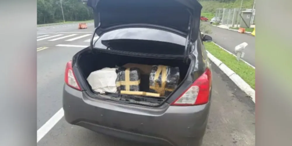 Durante a fiscalização, no interior do veículo, no bagageiro, foi encontrado aproximadamente 51 kg de maconha.