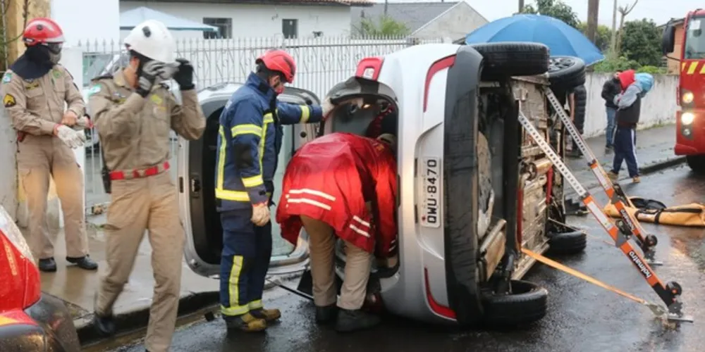 Imagem ilustrativa da imagem Motorista tomba carro após sofrer mal súbito na Vila Liane