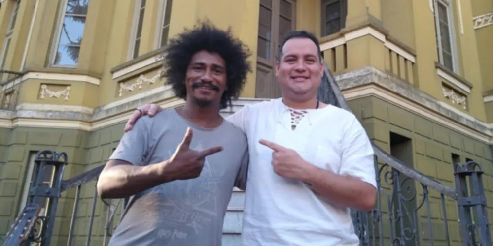 Juliano Carneiro e Fabrício Cunha celebram amizade de 20 anos, interpretando músicas de Nelson Cavaquinho.