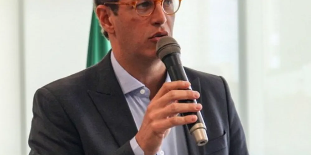 Em “fotojornalismo documental”, ele participa com uma foto polêmica do ministro Ricardo Salles, na que ele aparece com dois “chifrinhos”, formados pelas pontas dos mastros das bandeiras, que aparecem no fundo da foto.