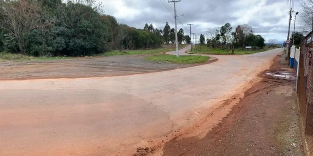 Fluxo intenso de caminhões tem causado danos ao pavimento das ruas do bairro