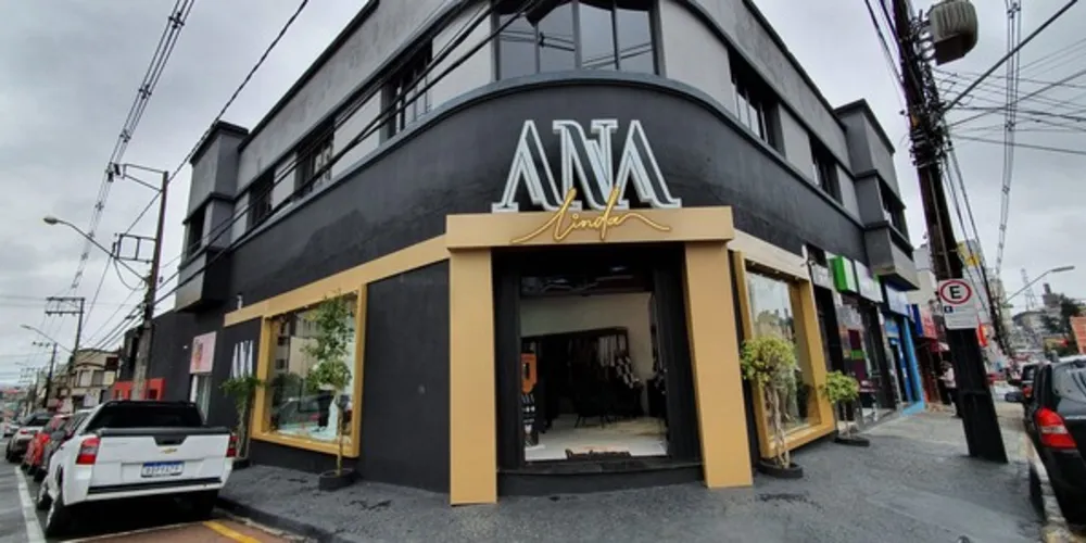 Boutique trabalha com 20 marcas e ainda presta consultoria especializada por vídeo para que as clientes possam se vestir bem