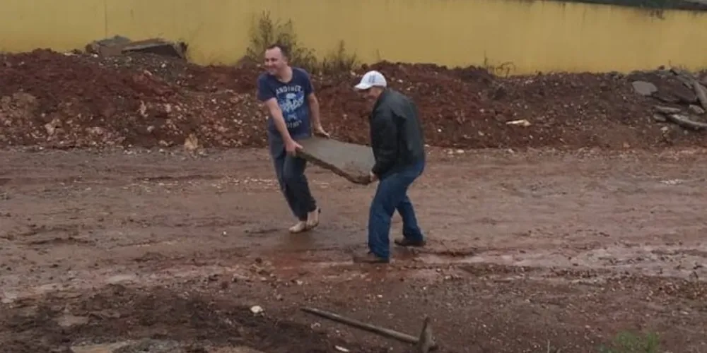 Populares utilizaram pedaços de manilhas quebradas para auxiliar e garantir o trafego de veículos na via