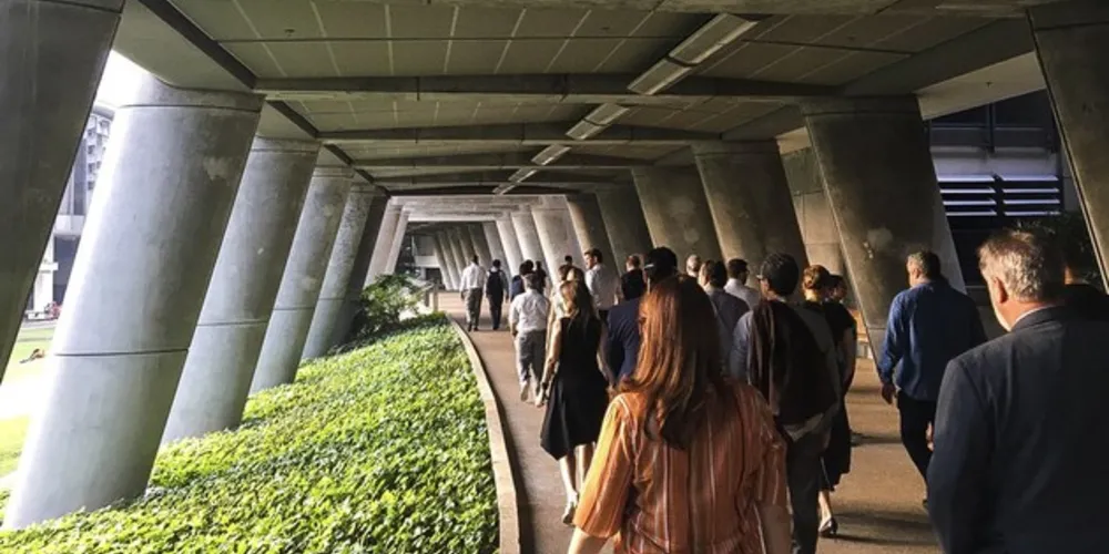 O especialista afirmou que há indícios de que a proliferação da mutação na Europa coincidiu com uma queda nos índices de mortalidade, o que sugere que ela é menos letal.