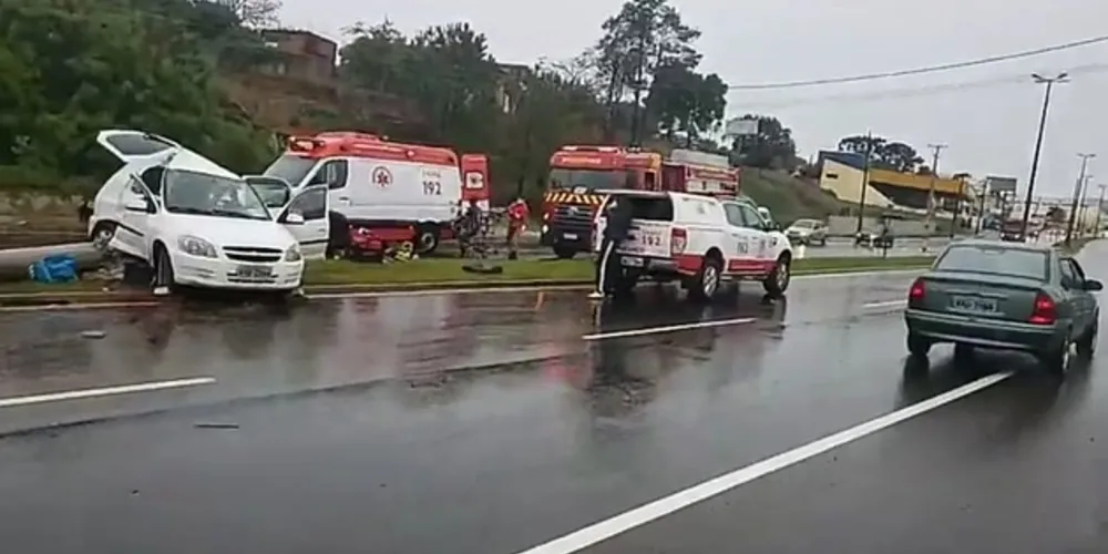 O veículo seguia pela pista bairro/centro quando se desgovernou possivelmente ao passar por uma lâmina d’água no asfalto
