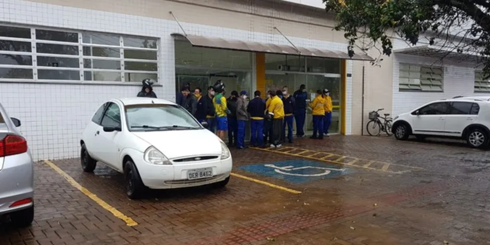 A paralisação ocorre por tempo indeterminado, em protesto contra a retirada de direitos, a privatização da empresa e a ausência de medidas para proteger os empregados da pandemia.