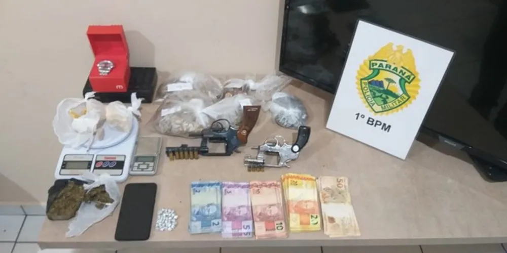 Além dos 320 gramas de drogas, policiais também apreenderam duas armas de fogo