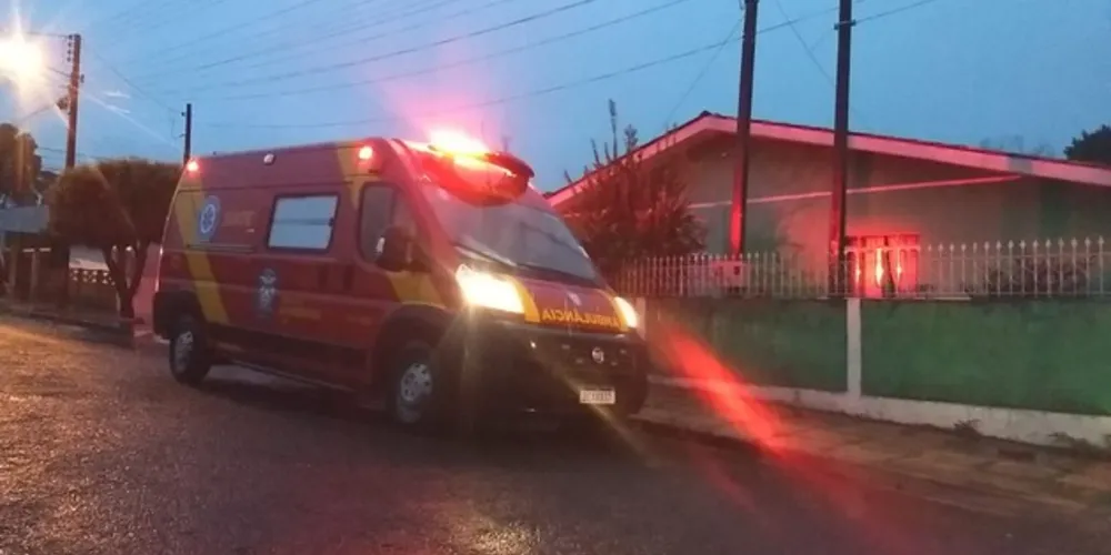 Homem foi socorrido pelos bombeiros e levado até o Pronto Socorro Municipal