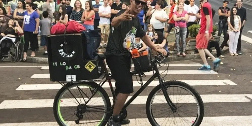 O ícone popular ficou famoso após circular pelas principais vias da cidade com uma bicicleta toda equipada com caixas de som