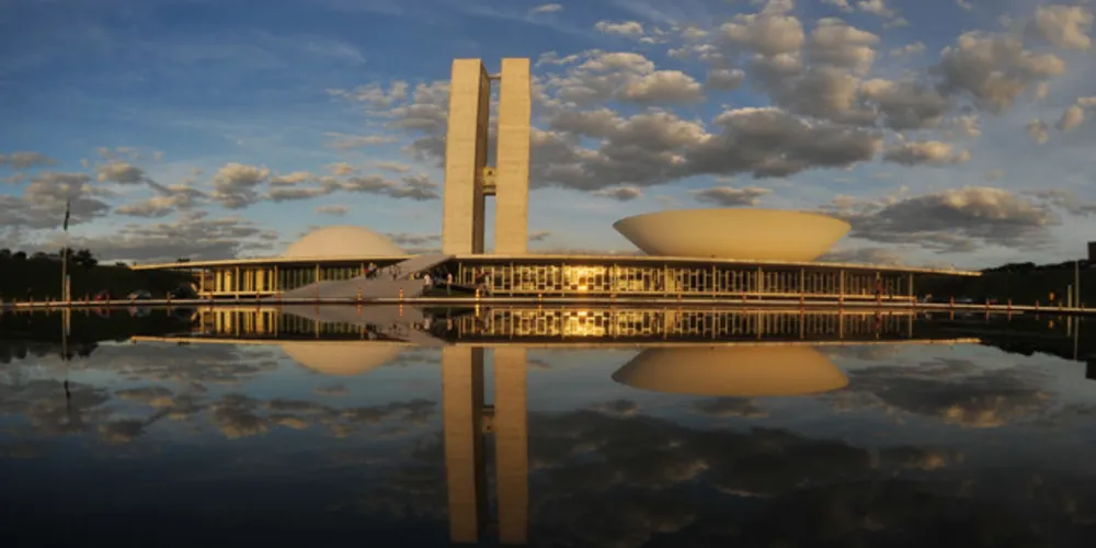 Bolsonaro tinha vetado a obrigatoriedade do uso de máscaras em igrejas, comércios e escolas.