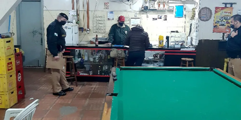 Dono do bar recebeu multa de R$ 837,90 por desrespeitar o toque de recolher