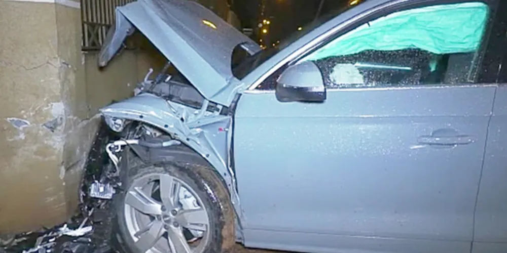 Os três ocupantes do carro sofreram ferimentos moderados e foram levados a hospital da cidade
