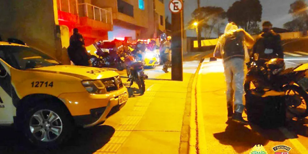 Operação foi realizada no bairro de Uvaranas e flagrou 16 motociclistas com irregularidades
