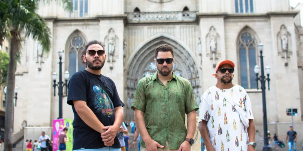 A música faz parte do álbum “Rimas Que Preciso Por Perto” que tem previsão de lançamento para outubro deste ano. 