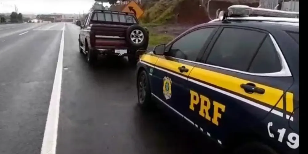 Motorista abandonou veículo carregado de maconha às margens de rodovia