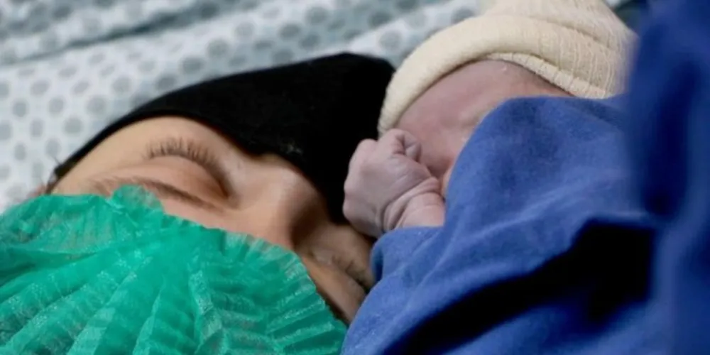 A pequena Allice veio ao mundo com 49 cm e 2,81 kg, por cesárea, após 39 semanas e 4 dias de gestação. 