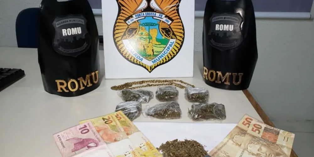 Além da droga, a equipe alfa da ROMU encontrou com o homem certa quantia em dinheiro, fruto do comércio de entorpecentes 