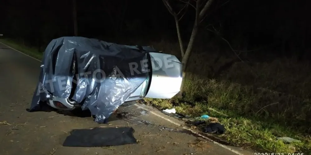 Motorista do carro não resistiu aos ferimentos e morreu na hora; passageiro sobreviveu
