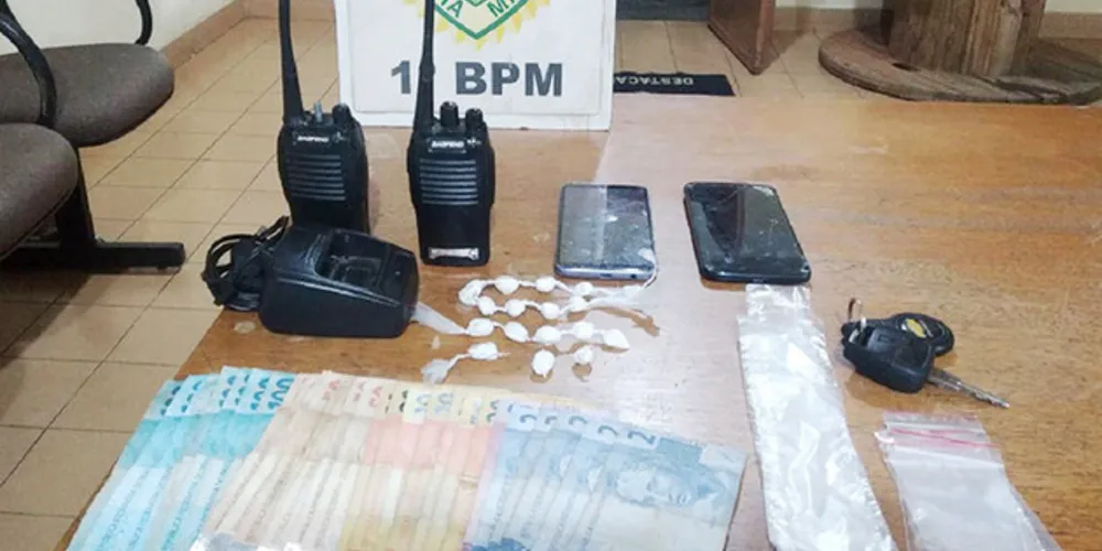 Além da maconha, PM apreendeu dinheiro e dois rádios comunicadores