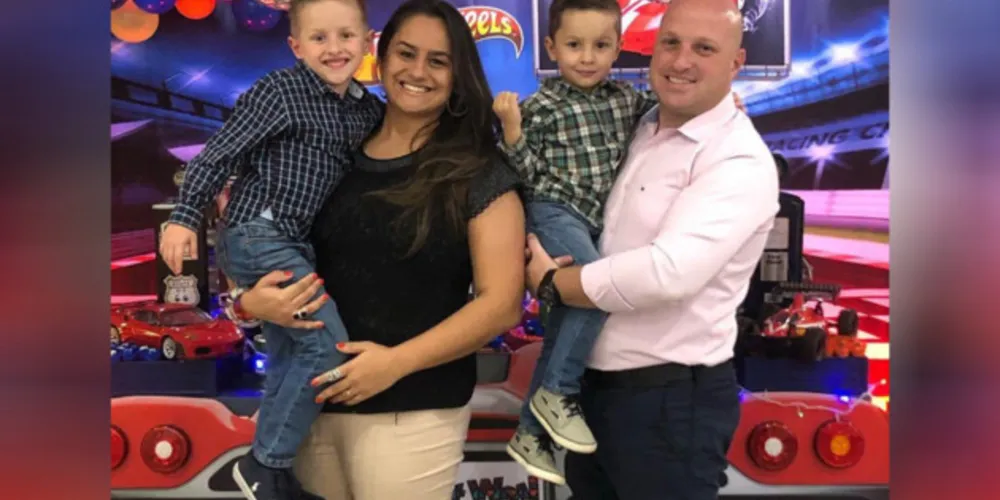 TROCA DE IDADE - Shellyn Hilgemberg Carmo será muito cumprimentada pela passagem do seu aniversário nesta terça-feira (25). No registro especial, Shellyn e seu marido Carlos Augusto, junto com seus filhos Frederico e Theodoro. Da coluna RC os votos de felicidades e sucesso!