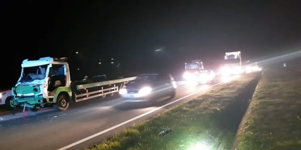 Imagem ilustrativa da imagem PRF atende colisão traseira entre caminhões na BR-376