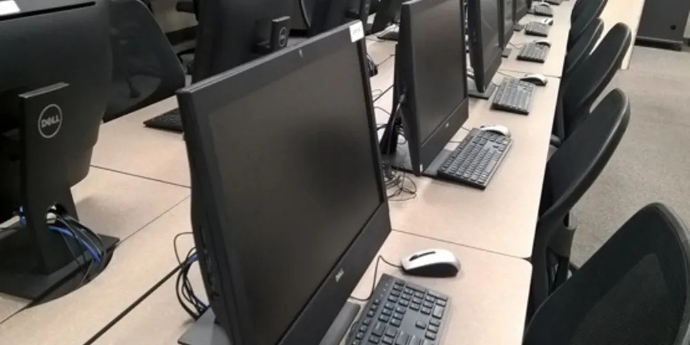 Podem se candidatar as instituições públicas e privadas que tenham, ao menos, duas salas ou dois laboratórios de informática com, no mínimo, dez computadores.