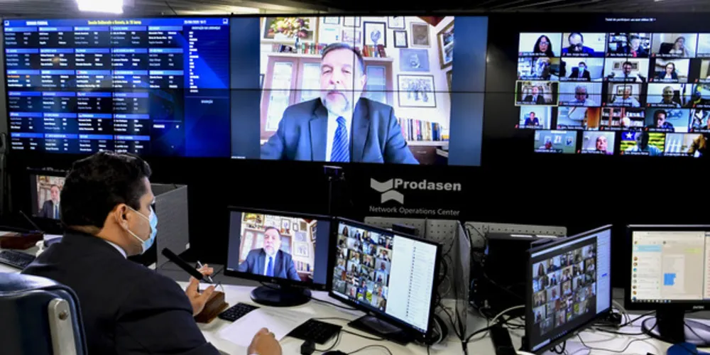 O relatório torna o Fundeb permanente e aumenta progressivamente a participação da União no Fundo, passando dos atuais 10%, para 23% no ano de 2026. 