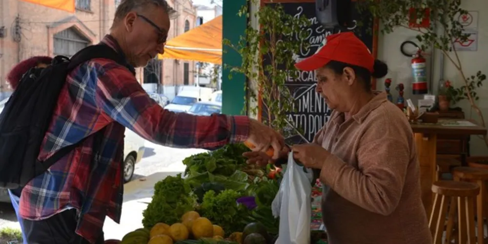 O estudo envolveu 10 mil participantes e indicou aumento generalizado na frequência de consumo de frutas, hortaliças e feijão durante a pandemia.
