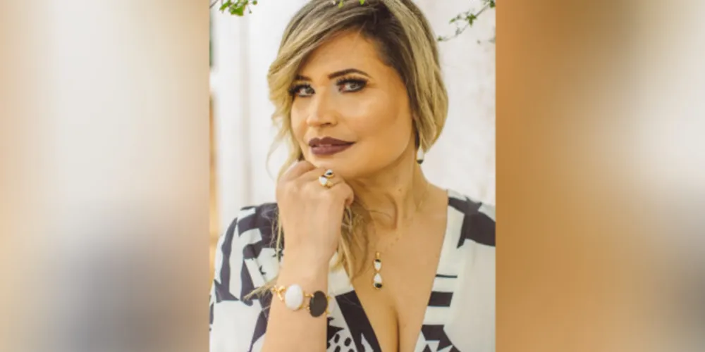 BELA – No registro, a bela e destacada Elisangela Januário usando as peças da coleção de acessórios Mariza Kiers, referência em beleza e elegância