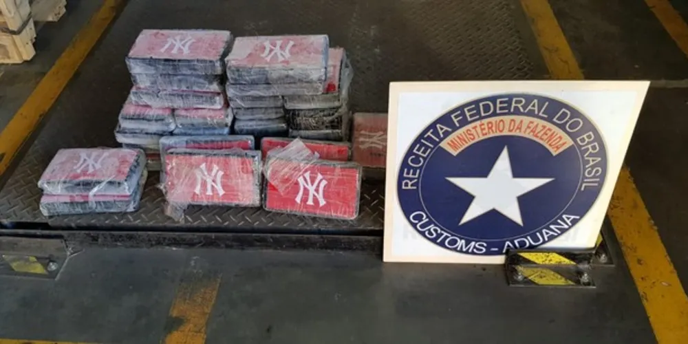 66 kg de cocaína em dois contêineres do tipo refrigerado teriam como destino o Porto de Gioia Tauro na Itália.