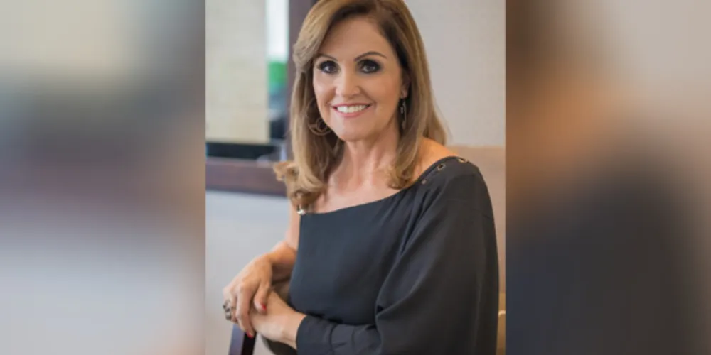 DESTAQUE - A competente cake designer Elaine Bueno vem se destacando em meio à pandemia com seus deliciosos bolos no pote. Elaine foi pioneira em nossa cidade a trazer essa comodidade para seus clientes, oferecendo diversos sabores e com a qualidade da grife Elaine Bueno.