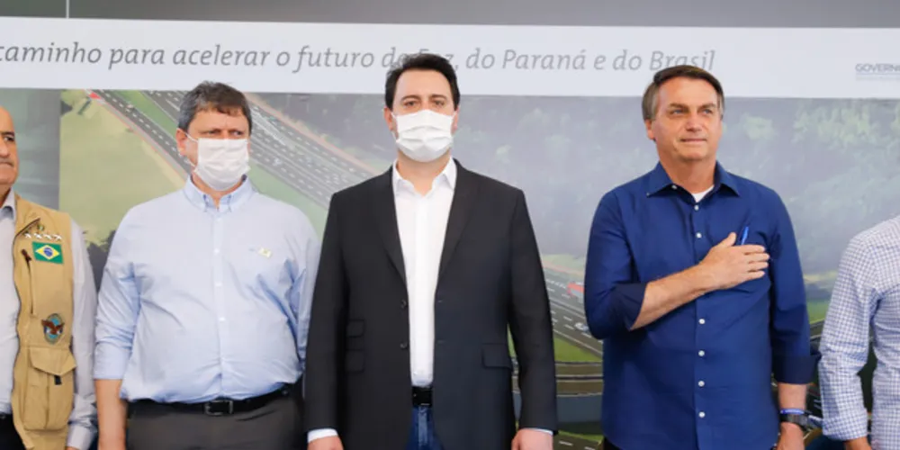 O presidente Jair Bolsonaro e o governador Carlos Massa Ratinho Junior lançam a pedra fundamental da duplicação da Rodovia das Cataratas (BR-469)