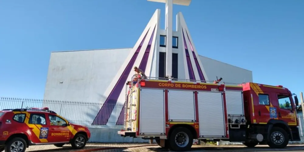 Chamas começaram com as fagulhas que caiam durante um serviço de solda, no interior do local