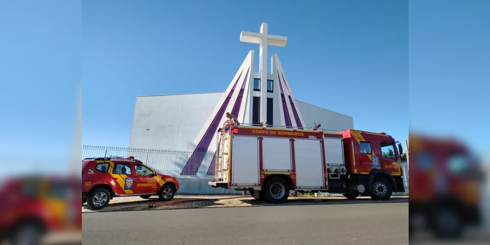 Chamas começaram com as fagulhas que caiam durante um serviço de solda, no interior do local