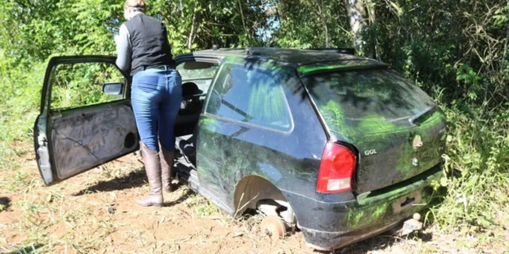Coleta de impressões digitais podem auxiliar na identificação dos criminosos