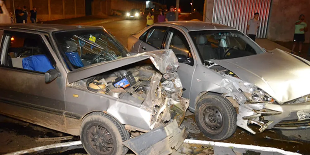 Motorista de um dos carros ficou ferido e foi levado ao hospital com lesões leves