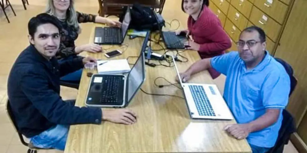 Santos faleceu com 49 anos e foi sepultado em Curitiba. Ele deixa a esposa, Jani Dallarosiz dos Santos, e um filho, Ricardo. A comunidade acadêmica lamenta a perda e se solidariza com a família e amigos.