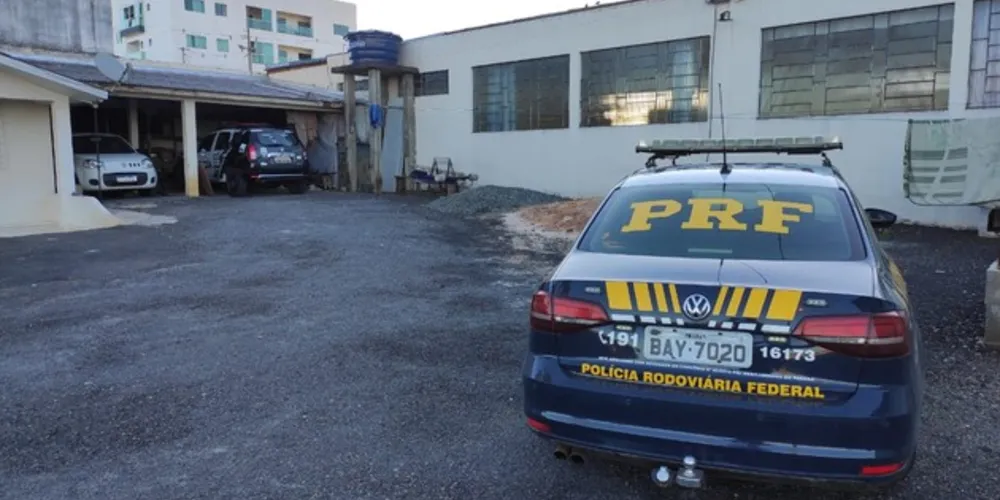 Foragido escapou ileso do acidente e foi levado até a delegacia para cumprimento do mandado