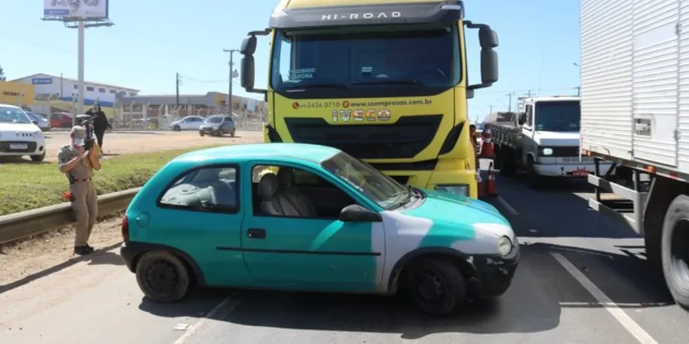 Imagem ilustrativa da imagem Caminhão arrasta carro após acidente em rodovia de PG
