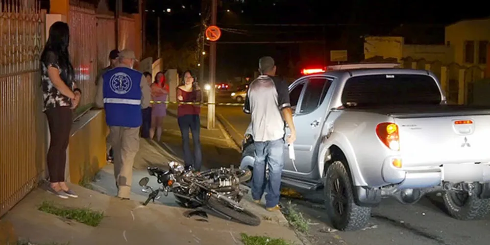 Motociclista sofreu duas fraturas expostas e também quebrou o fêmur no acidente