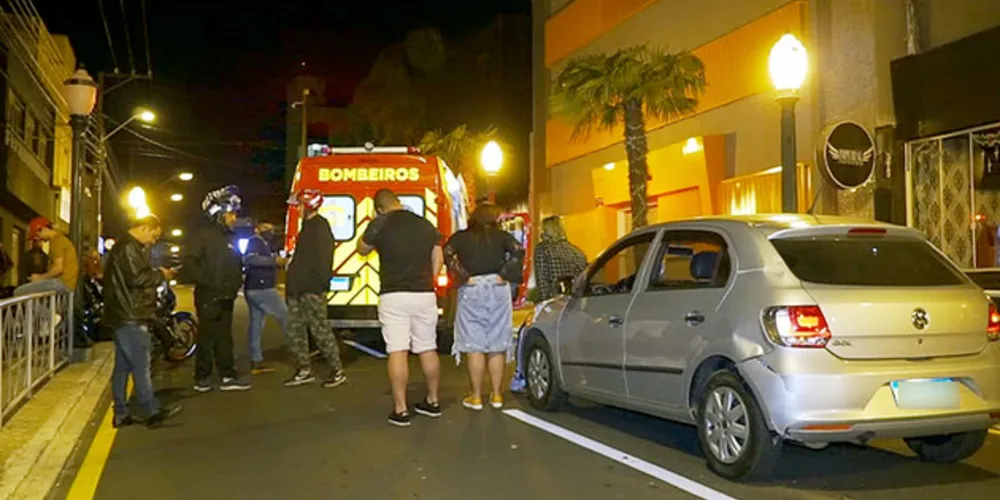 Vítima foi levada ao hospital com ferimentos leves após acidente na Avenida München