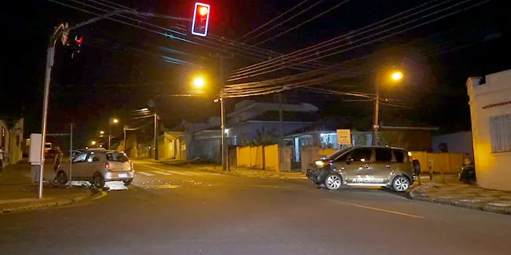 Apesar do estrago nos veículos, ninguém ficou ferido no acidente