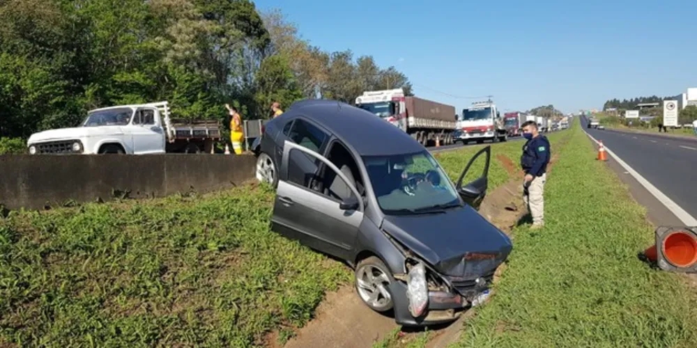 Um dos veículos acabou caindo na valeta que divide as duas pistas