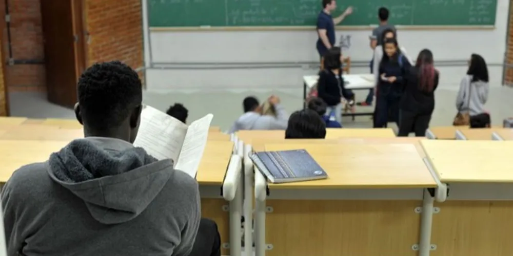 Podem se inscrever equipes de três estudantes do 8º e 9º anos do ensino fundamental e de todos os anos do ensino médio, com a orientação de um professor de escolas públicas e particulares.