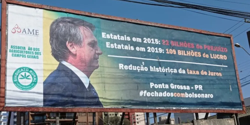 Peça publicitária está instalada em vias no Centro de Ponta Grossa
