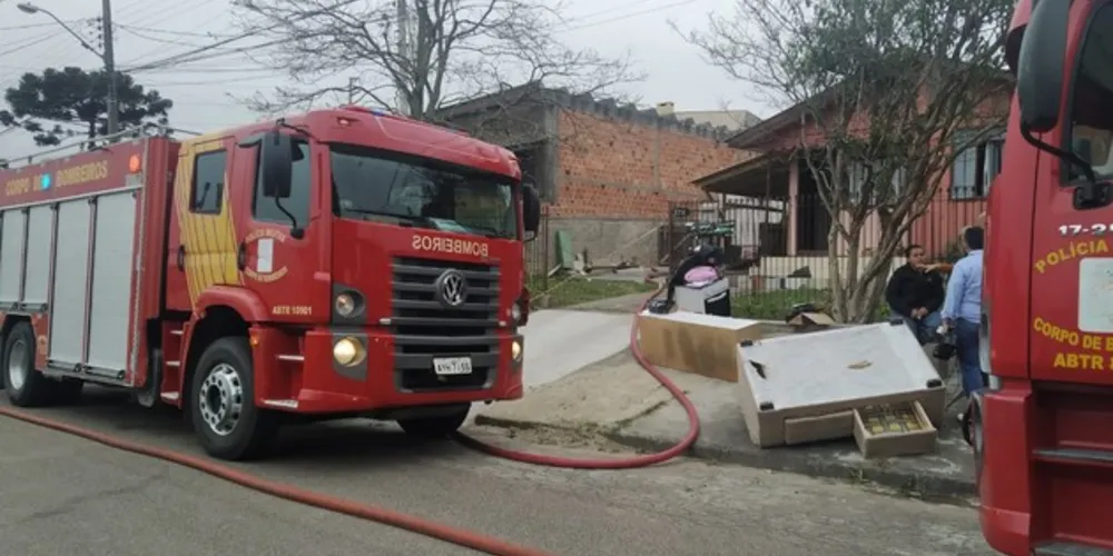 Segundo a mãe, não havia luz na casa há alguns dias. Uma vela pode ter iniciado o incêndio