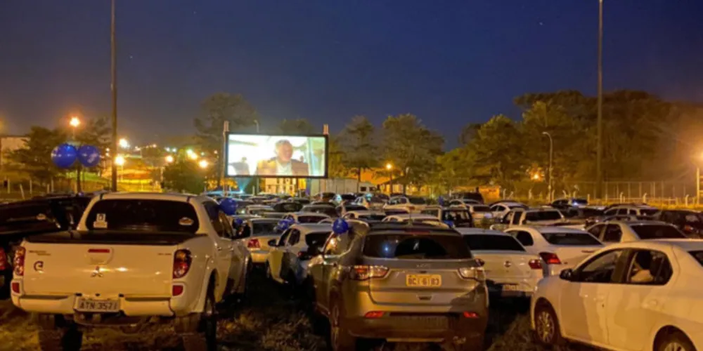 Colégio Elite Ponta Grossa promoveu um Cine Drive In no Centro de Eventos na última sexta-feira.