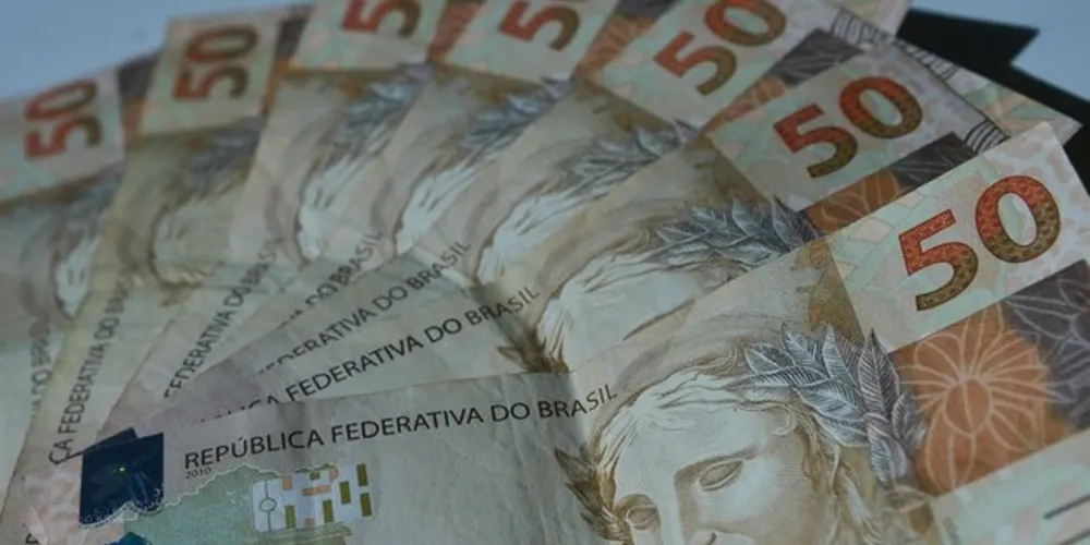 O presidente Jair Bolsonaro anunciou hoje (1º) que o auxílio emergencial será prorrogado em mais quatro parcelas de R$ 300.