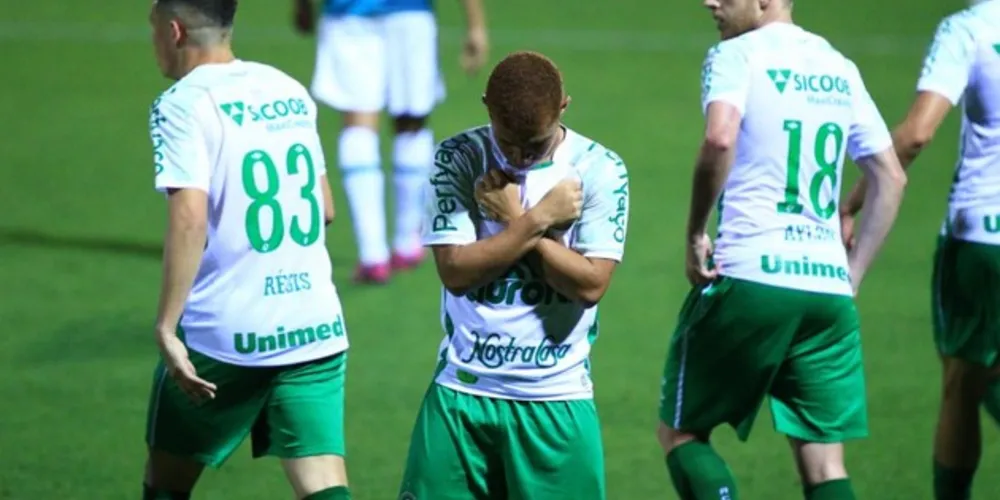 Em noite inspirada, Foguinho garante vitória da Chape sobre o Juventude
