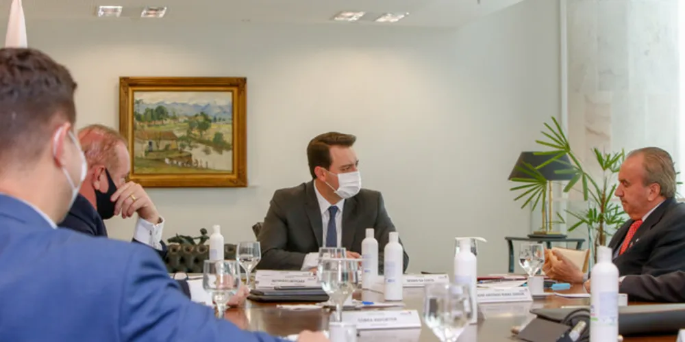 Os abatedouros avícolas reúnem mais de 69 mil postos de trabalho direto no Paraná e há estimativa de geração de pelo menos 15 empregos indiretos a partir disso, do campo ao transporte e ao supermercado. 